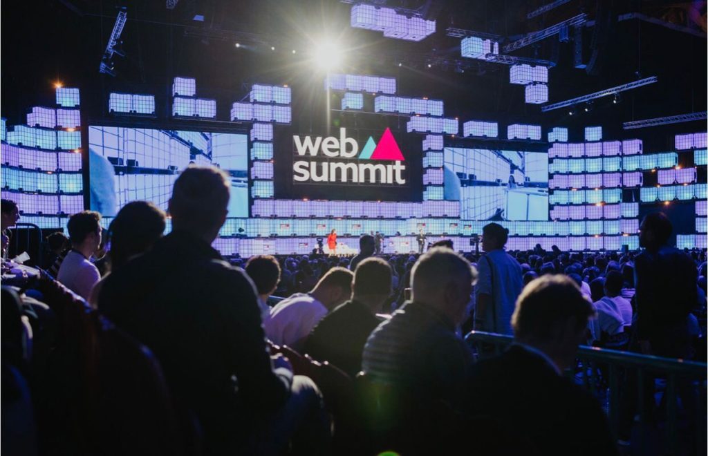 Foto de painéis de led do evento WebSummit