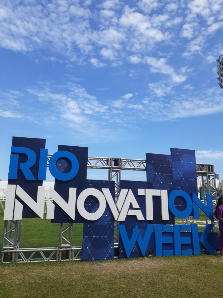 Foto de placas azuis escritas "Rio Innovation Week"