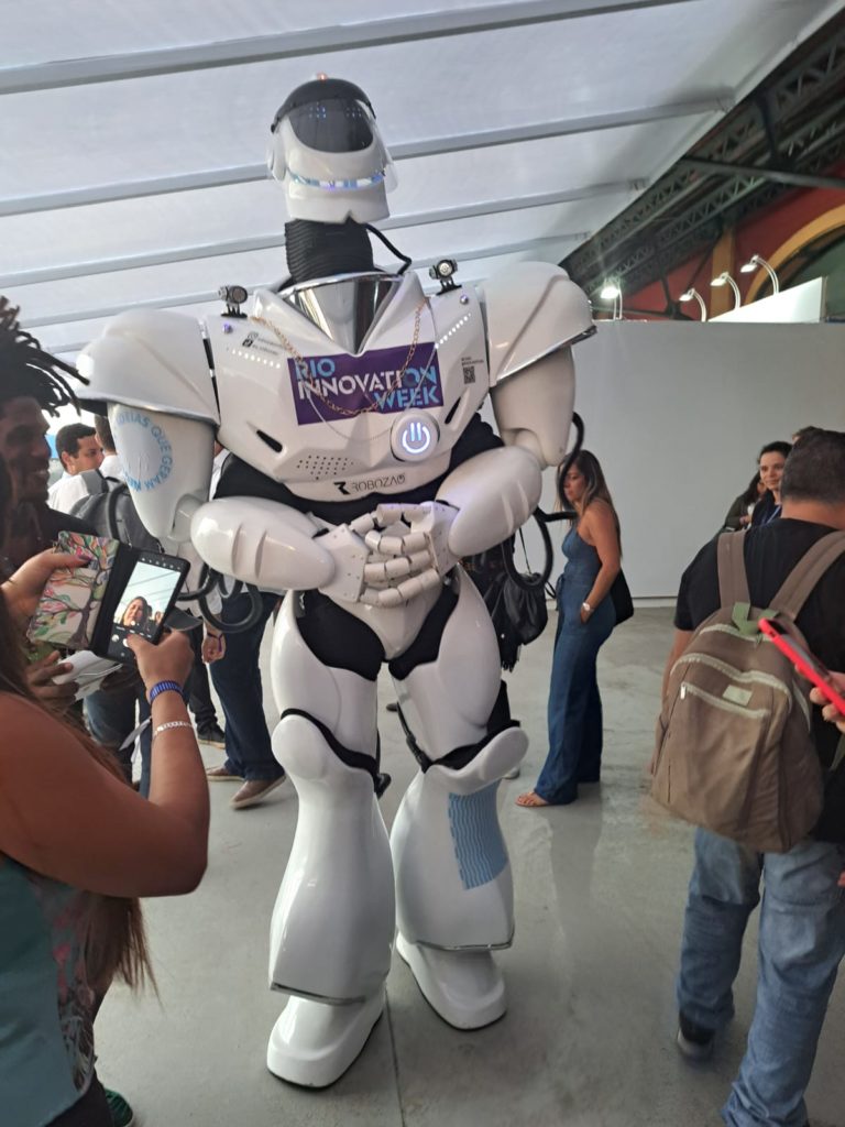 Foto de robô branco no evento Rio Innovation Week